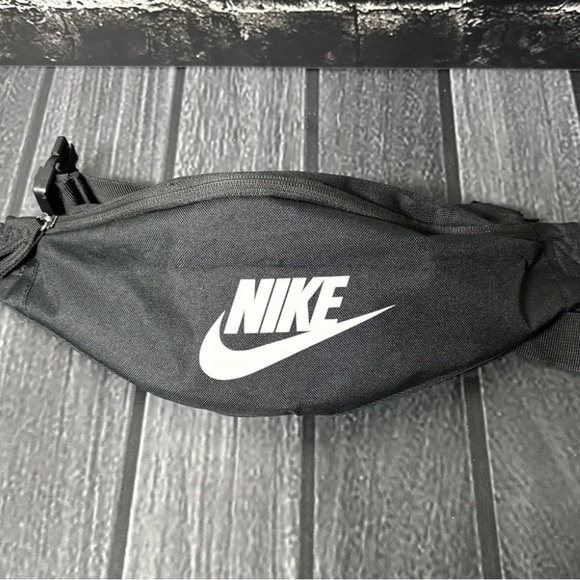 Nike Hip Pack Sport Pack Fanny Pack Expandable Waist Bag Black / White - Picture 1 of 9